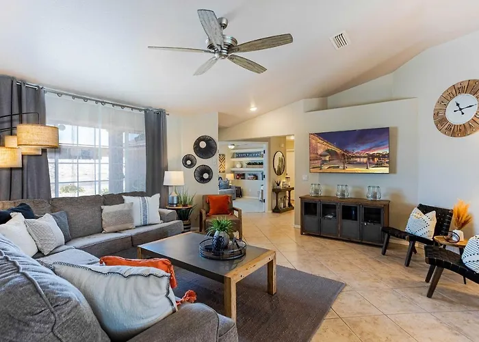 Centrally Located Havasu W/ Huge Patio! *