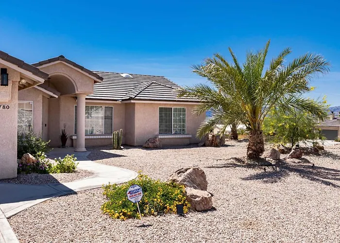 Centrally Located Havasu W/ Huge Patio!