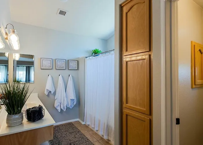 Centrally Located Havasu W/ Huge Patio! Holiday home *