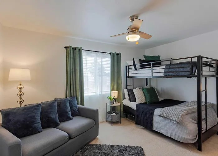 Centrally Located Havasu W/ Huge Patio! Holiday home Lake Havasu City